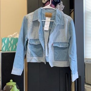 Light and Cropped Levi’s Denim Jacket